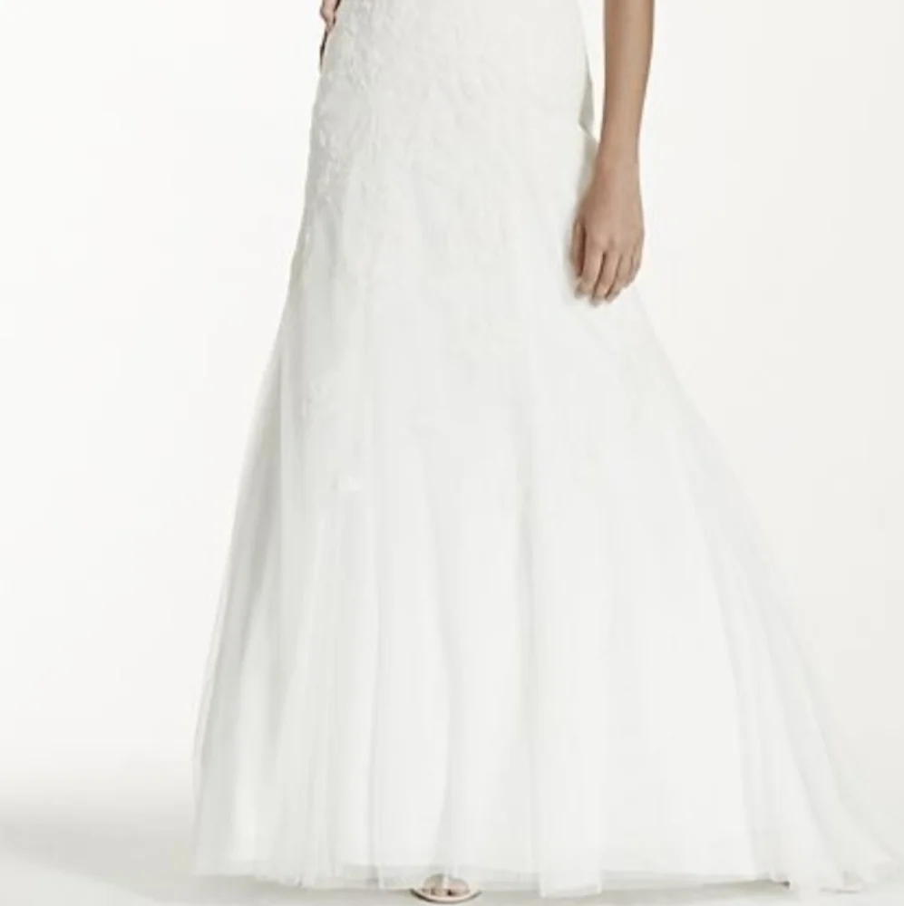 David's Bridal Cap Sleeve Lace Wedding Dress With Keyhole Back - Picture 2 of 6
